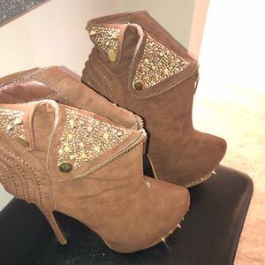 Size 8 Alba platform ankle bootie